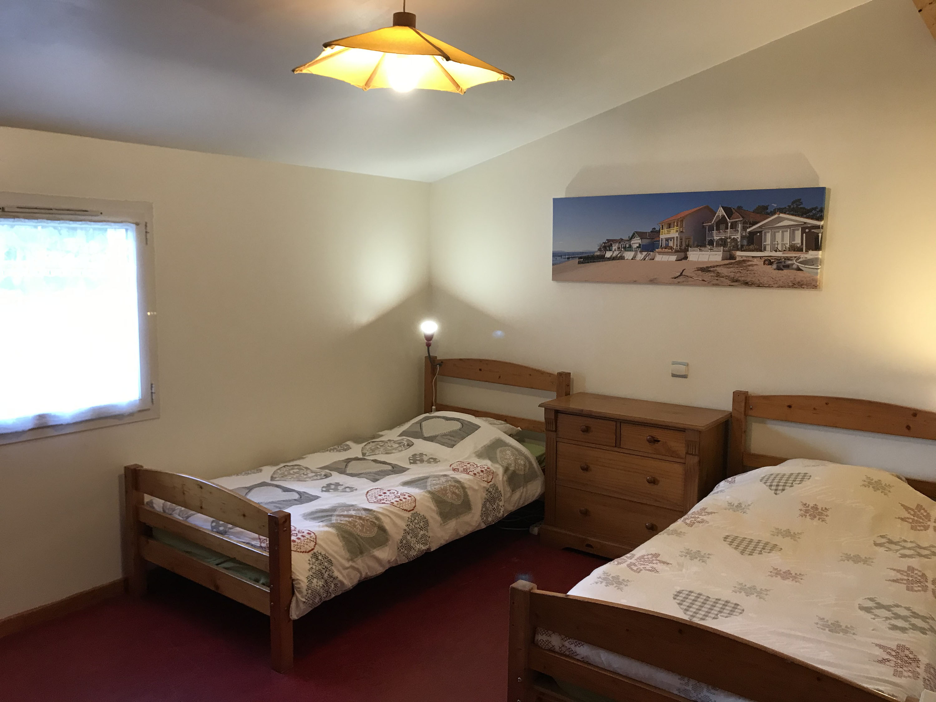 Bedroom facing ouest with 2 beds